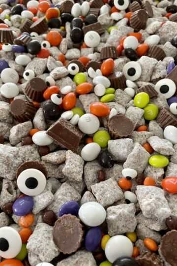 Halloween Muddy Buddy snack mix